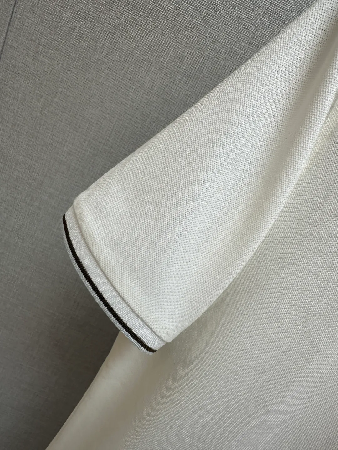 Available at the official New Arrival counter at the same time, men's lapel short-sleeved POLO shirts, Premium mainline Series, imported piqué mercerized cotton fabric, with first-class texture, excellent skin-friendliness, silky and delicate touch, fashionable three-button placket design, small lapels, fashionable and age-reducing, and the upper body is full of Italian accent, full of style. Sizes: M—3XL
